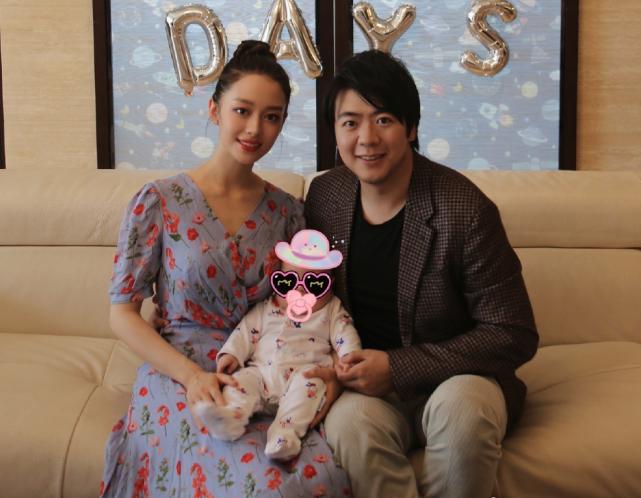 吉娜化浓妆出镜，产后4月无脱发困扰，被指双颊凹陷胶原蛋白流失