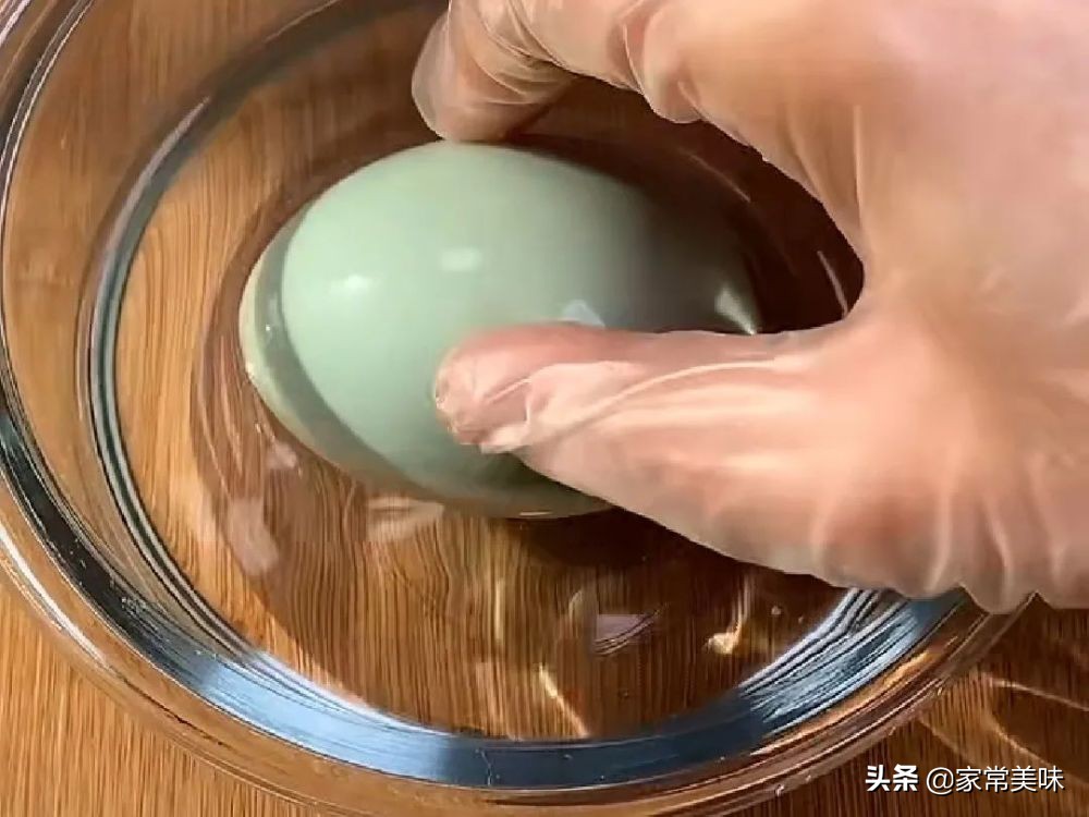 腌咸鸭蛋的2种方法简单快速,腌制咸鸭蛋只需简单三步个个流油
