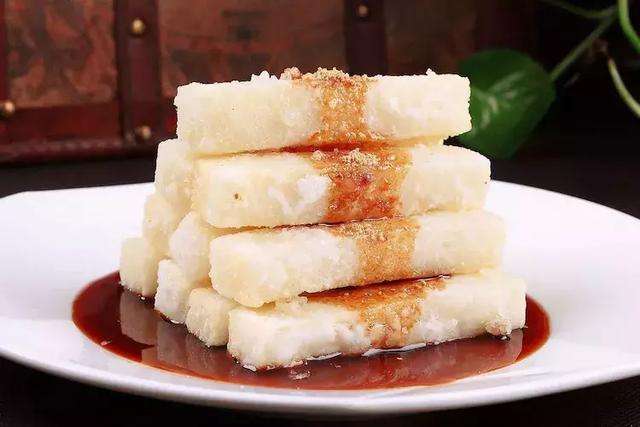 路边的甜品店，传出“砰砰”的敲打声