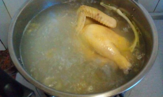 白切鸡煮法好看,白切鸡做法是冷水下锅还是热水