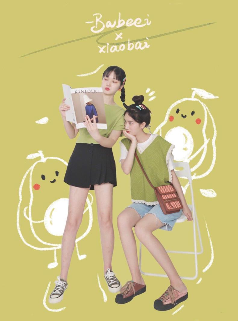 一起穿闺蜜装,闺蜜穿闺蜜装一起牵手散步回家