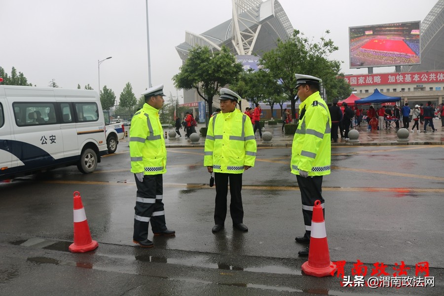 雨中作战，高新交警大队保障足球赛顺利进行（组图）