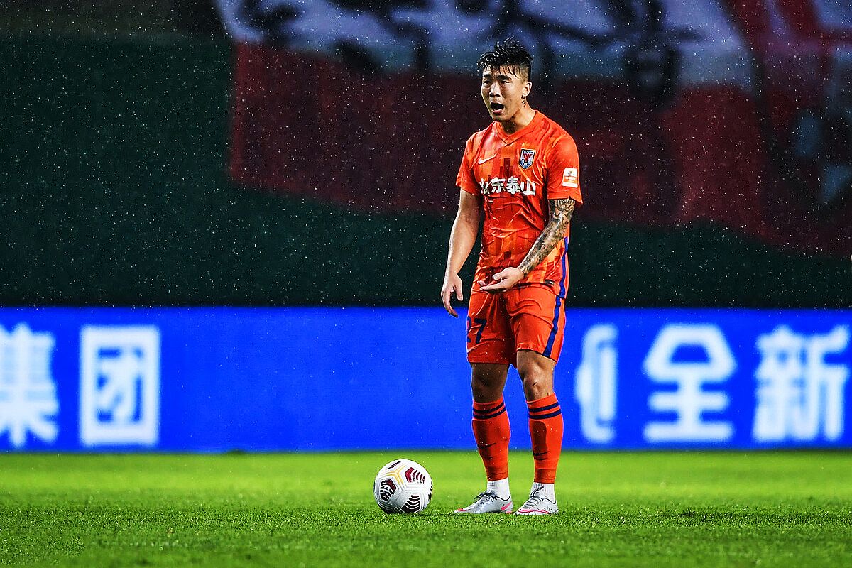 石柯离谱失误遭山东队友红牌特写,石柯在鲁能的表现