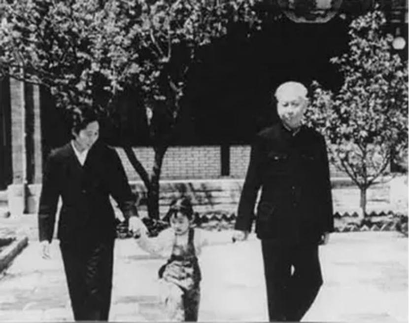 1963年王光美珍珠项链掉入缅甸大海，吴奈温以红宝石项链“赔偿”