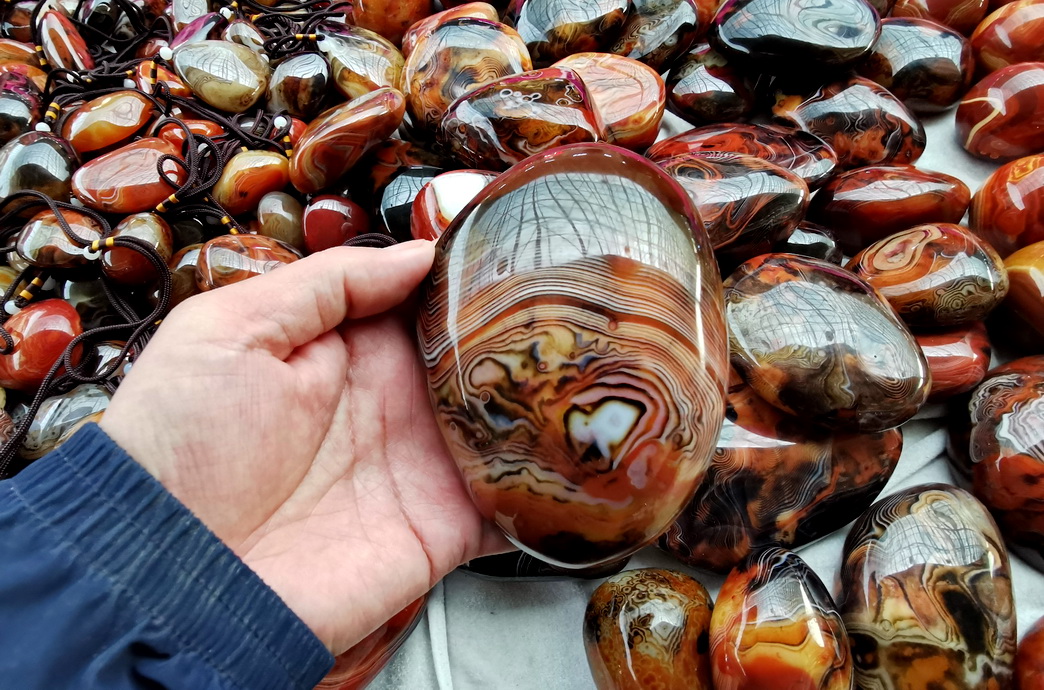 阜新缠丝玛瑙手串价格,阜新天然玛瑙红色磨砂缠丝散珠