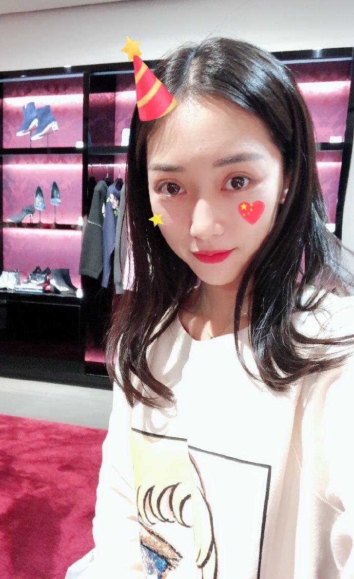 她是中乙最美女老板，美艳不输文筱婷，冲甲目标断然