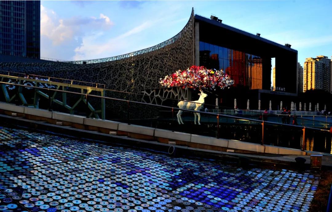 上海启动重大突发公共卫生事件一级响应机制，上海迪士尼等多个场馆闭馆