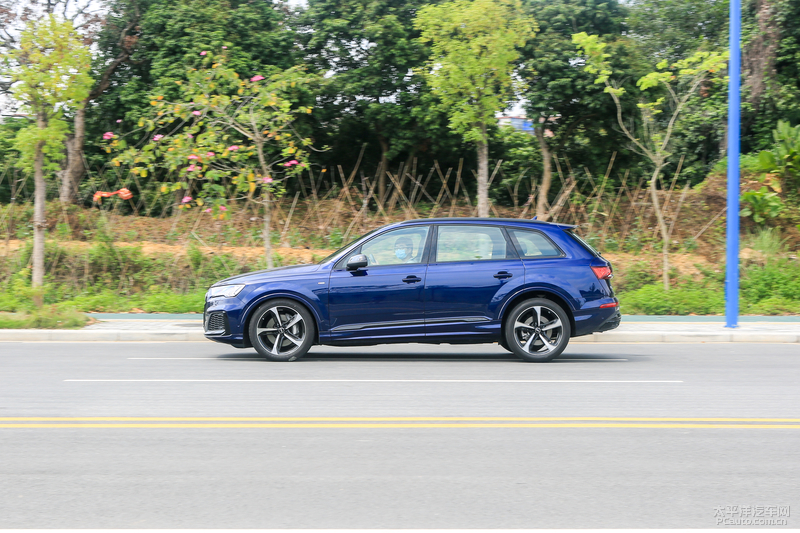 大气硬朗的设计新款奥迪q7实车,想要豪华suv极致性能就选择奥迪q7