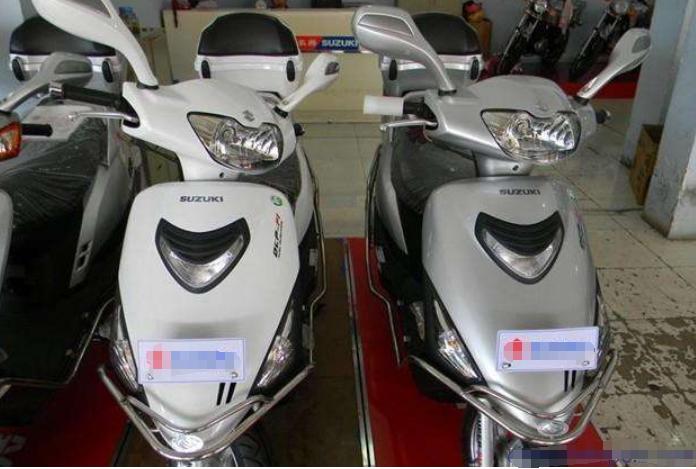 豪爵125海王星，FI电喷引擎功率6.9kW，51.5L大座桶配尾箱