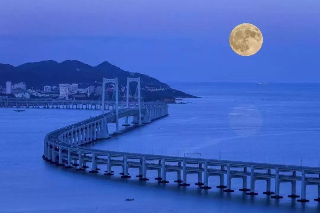 今夕元宵灯火依然通明,元宵佳节灯火明家家户户庆团圆