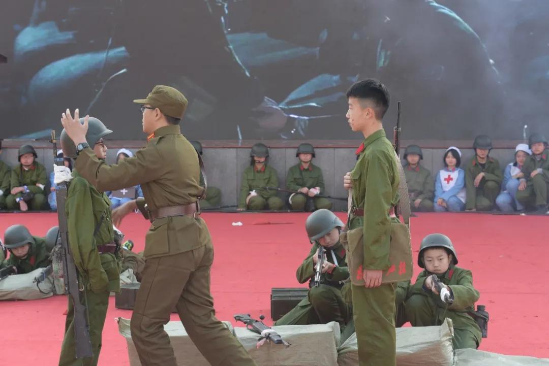 机器人在技能大赛上尬舞,机器人魔性斗舞