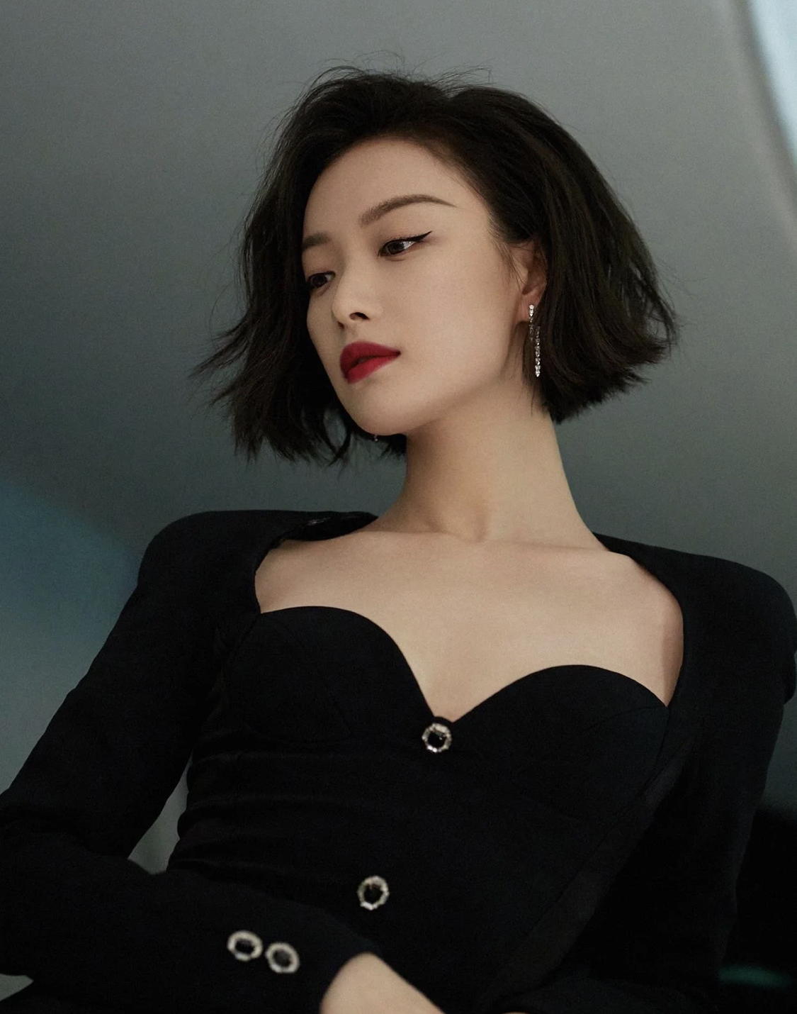 方脸女生如何打扮显脸小,短方脸女生合适什么风格