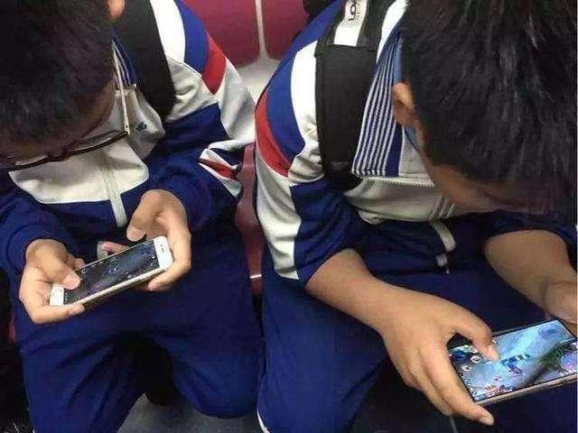 初三男孩叛逆期沉迷手机,初三男孩叛逆打人