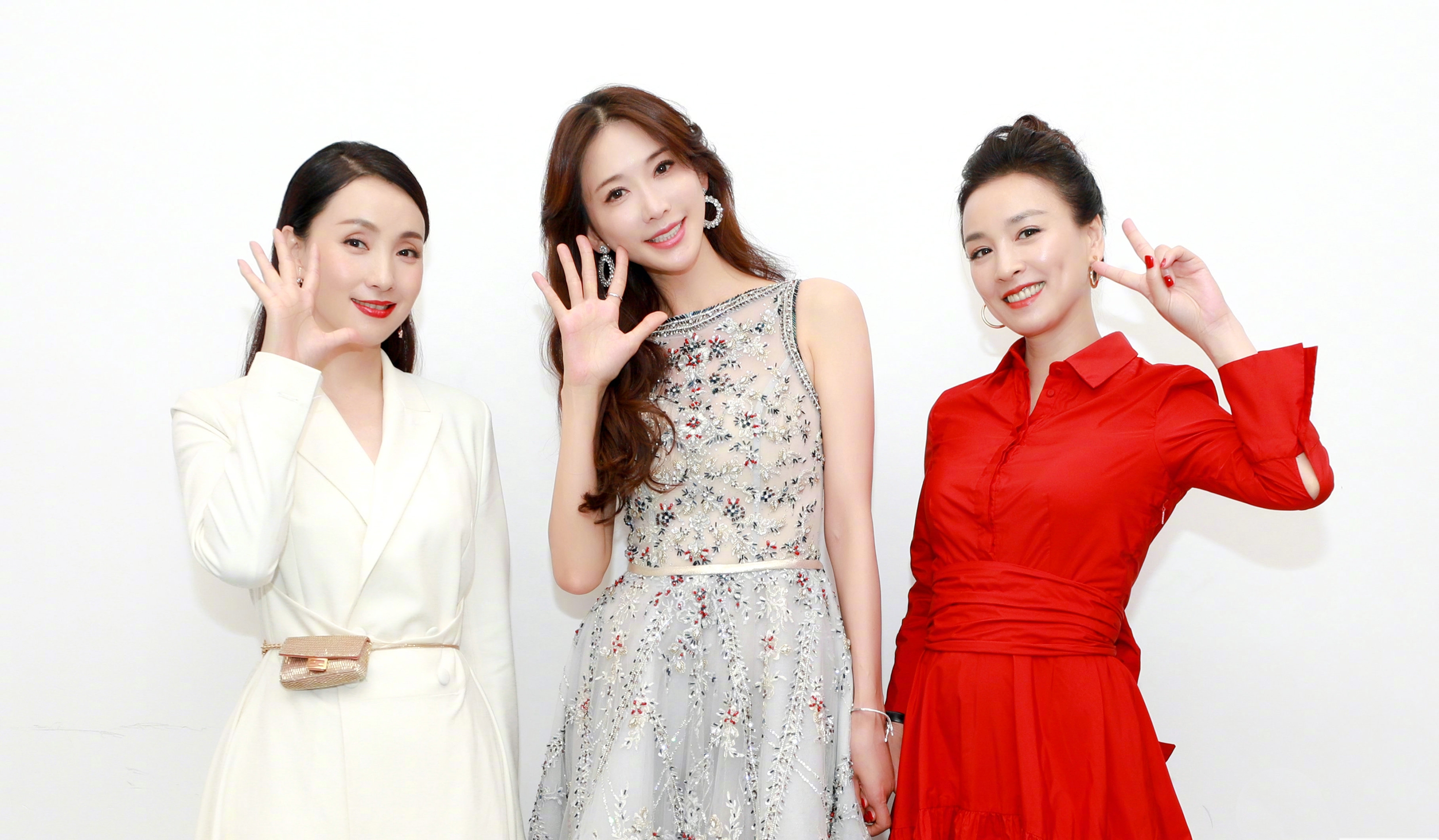 张庭扎两个羊角辫录视频卖萌，50岁依然少女感满满，毫无违和感