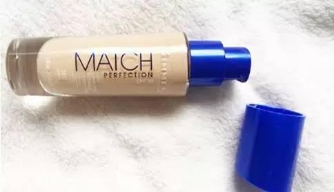 用哪种粉底液能够让肌肤变得自然光滑，同时又有素颜的质感呢?