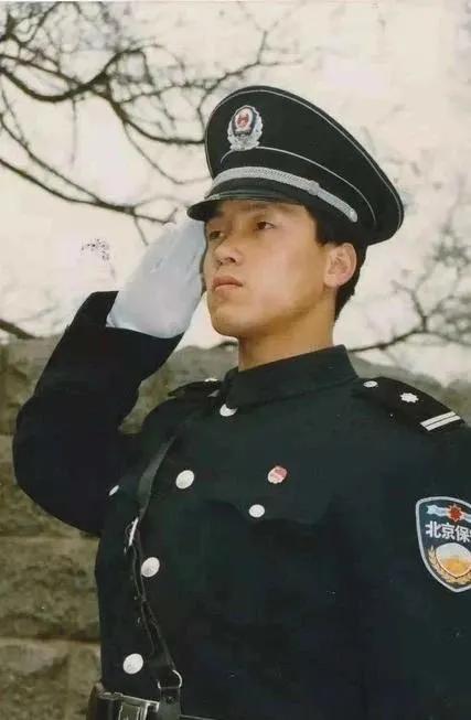 27年前北大保安成校长了网友狂赞,北大前保安当校长