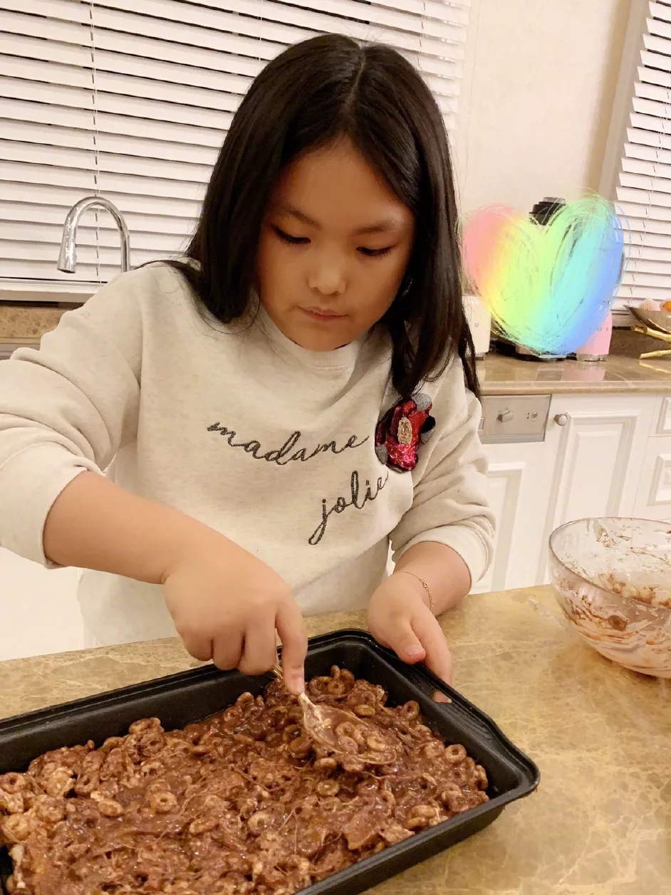 王诗龄戴的珠宝,王诗龄戴卡地亚手镯多少钱