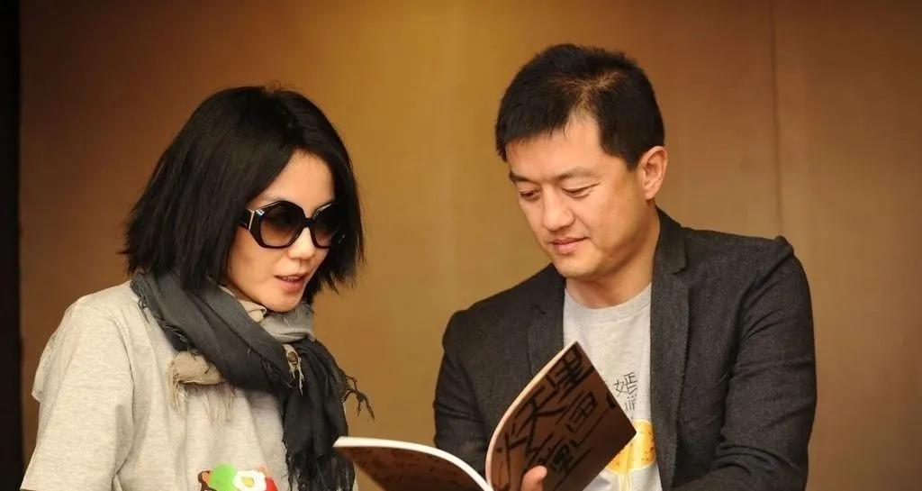 王菲谢霆锋22年前牵手照,王菲谢霆锋时隔23年牵手现身机场