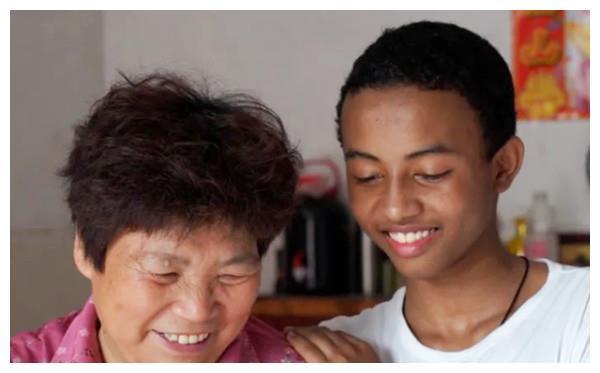 11年前，浙江农村奶奶收养了一个黑人小孩巴比，后来他怎么样了？