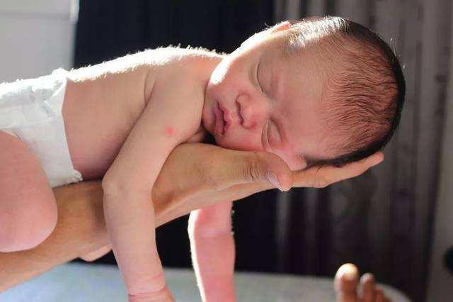 新生儿出生后每天的变化,宝宝出生第一天开始怎么护理