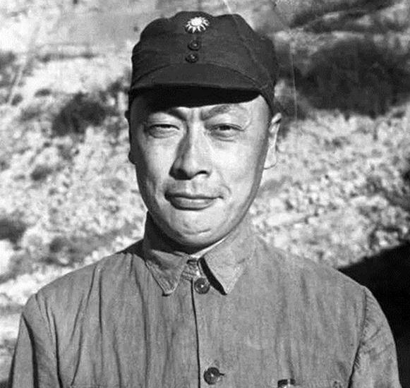 陈毅元帅写“天地君亲师”，有人笑道：四个字都写错了