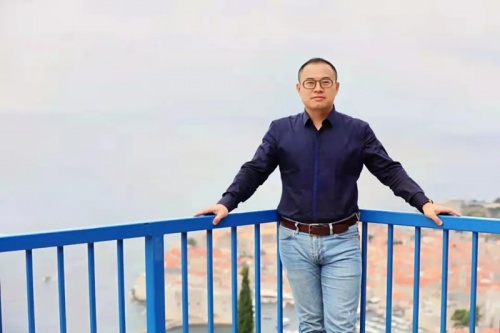 对话顾中飞：“5度微光”质感岩板能否成为简舍版“金花米黄”？