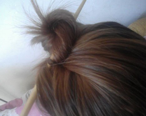 一根筷子快速盘发,中短发一根筷子盘发慢动作