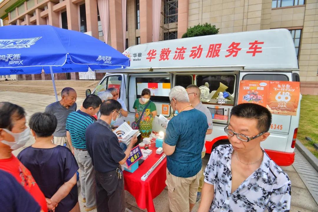 华数摊位成网红打卡点，还有小姐姐“穿越”来pick