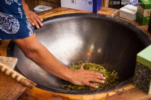 普洱茶怎么杀青,普洱茶杀青工艺的功能是什么