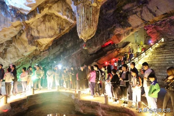 南京外国语学校师生家长一行欢聚华博紫砂园园主熊正根热情接待！