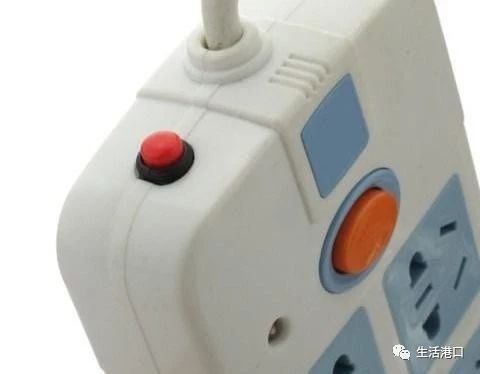 插排上有个红色按钮没事不要乱按听电工一解释才知道用处很大