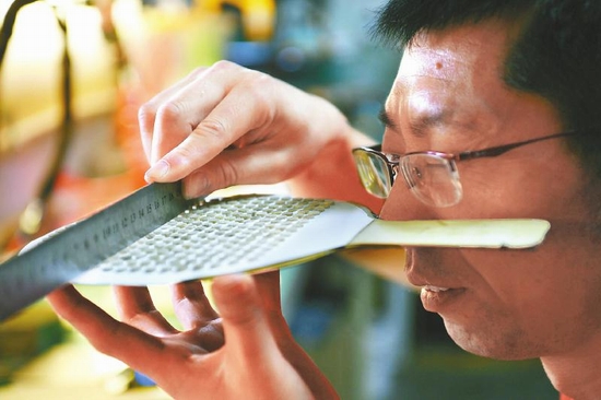 匠心传承成都老人120道工序出一个乒乓球拍