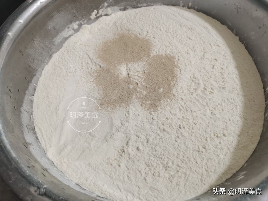 这种蔬菜很少生虫，用它做馅蒸包子，味道鲜香，我一次能吃四五个
