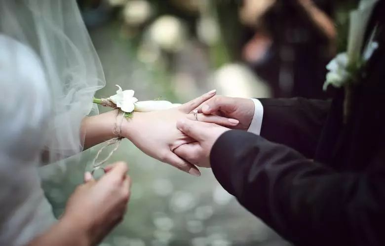 求婚订婚结婚需要三份戒指吗,求婚和订婚是一个戒指吗