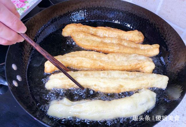 炸油条和面时能够加白糖和鸡蛋吗,面粉炸油条的做法家庭版