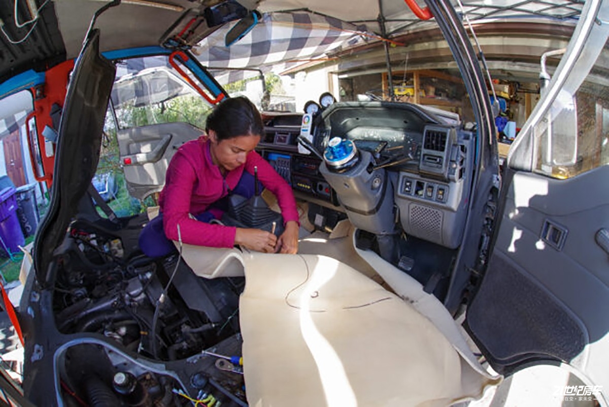 小伙买八手车,小伙买了6米8房车