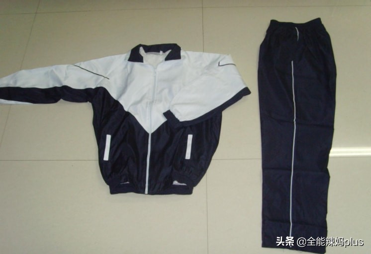 天价校服家长统一拒绝签字,学校强制要求买高价校服