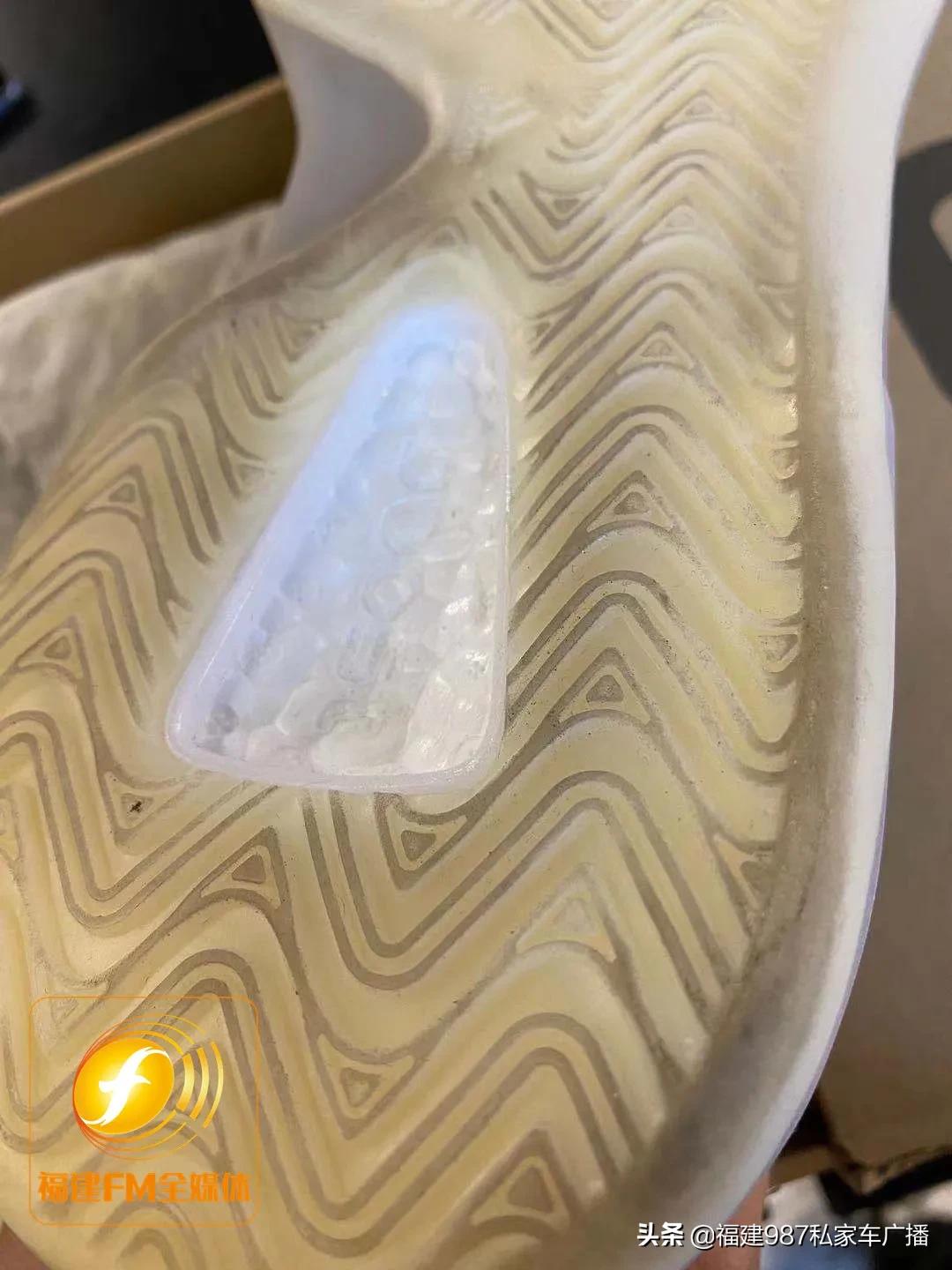 奇了！福州刘先生旗舰店买阿迪椰子鞋，左右竟然不一样