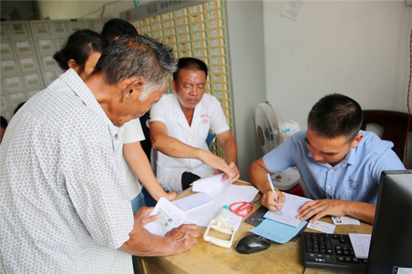 乡镇卫生院医护人员下乡免费体检,县医院行家下乡为村民免费看病