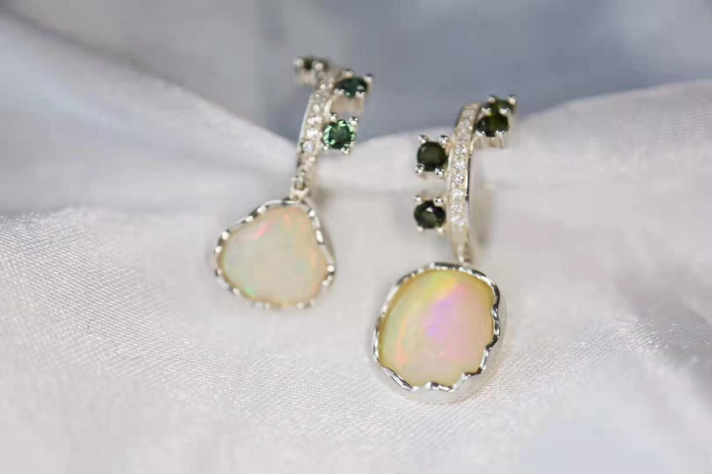 欧泊一种拥有世间所有颜色的宝石，要害还不贵