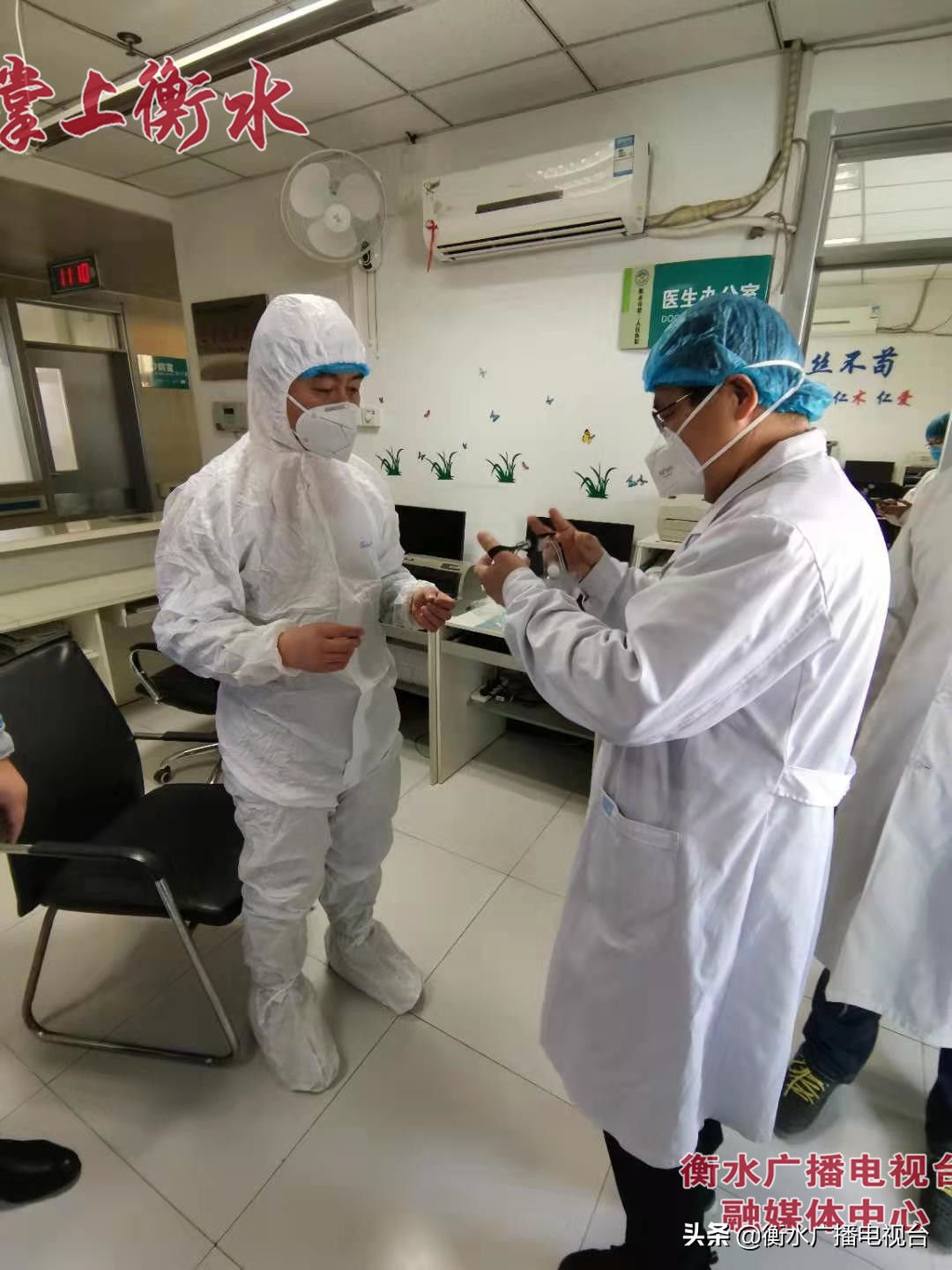 记者采访医护人员在防疫一线,央视采访疫情前线医护人员