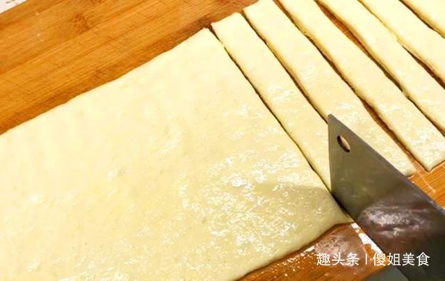 炸油条和面时能够加白糖和鸡蛋吗,面粉炸油条的做法家庭版