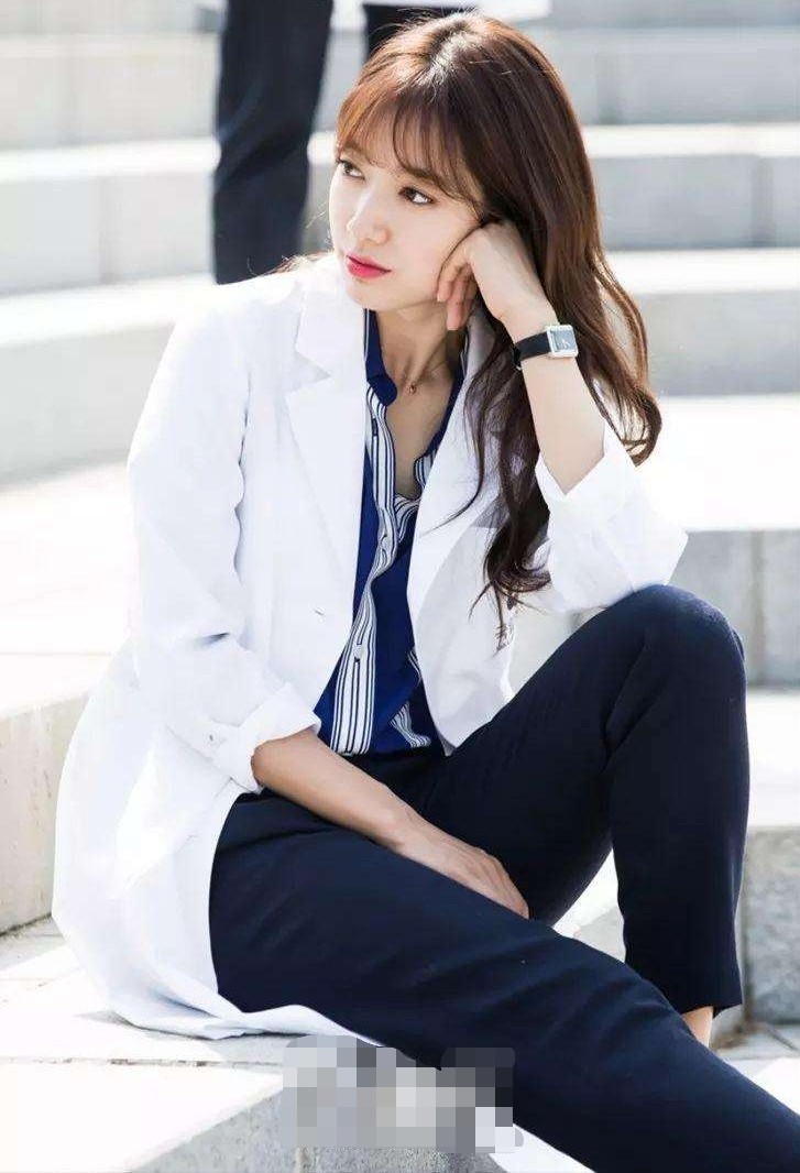 朴信惠韩范穿搭,朴信惠夏短发穿搭