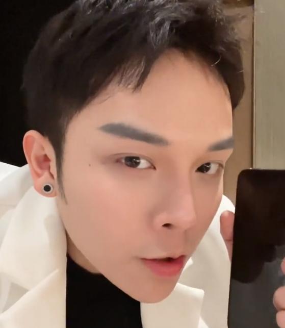 小猪晒兜儿送的豪车时，被质问“会不会三婚”，他的回答暗含深意