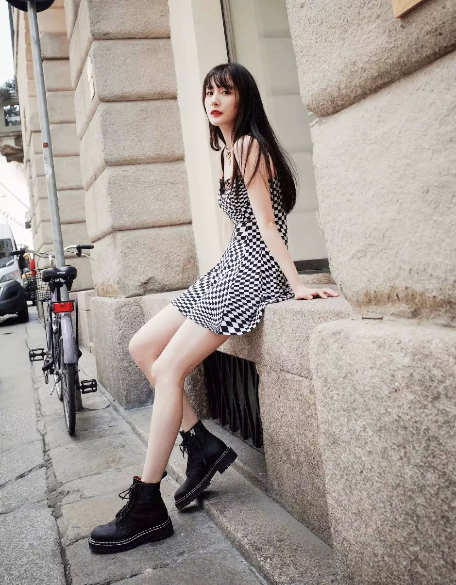 一点也不热，酷妹的马丁靴里都有空调