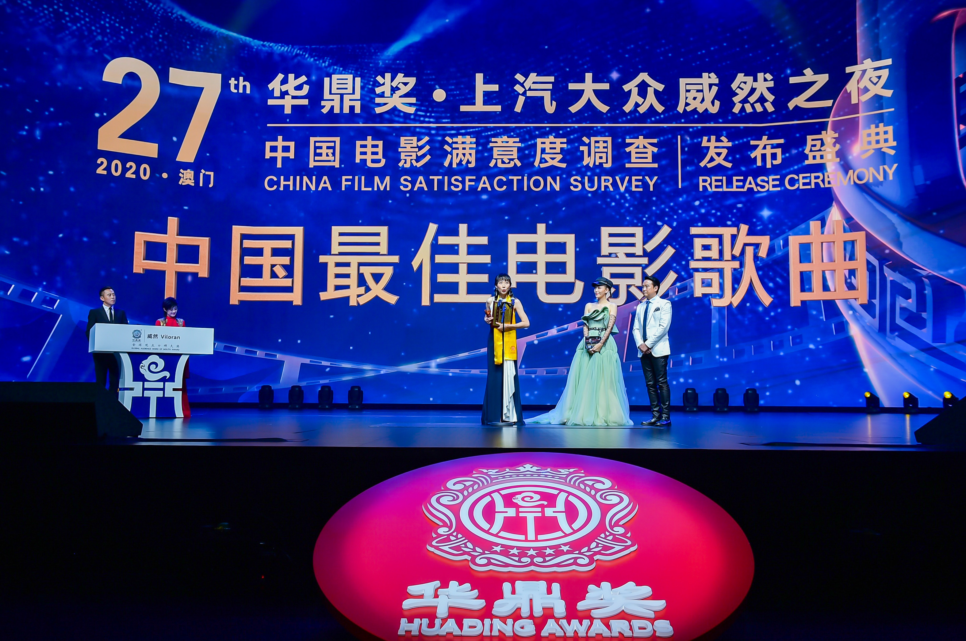 慈造姐姐盛装亮相华鼎奖李彩桦梁琤环姐于易洲担任颁奖嘉宾