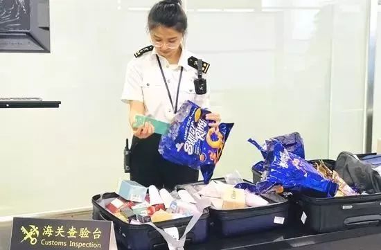 一下飞机行李就被打封条上锁？国内海关新操作：严查这类行李