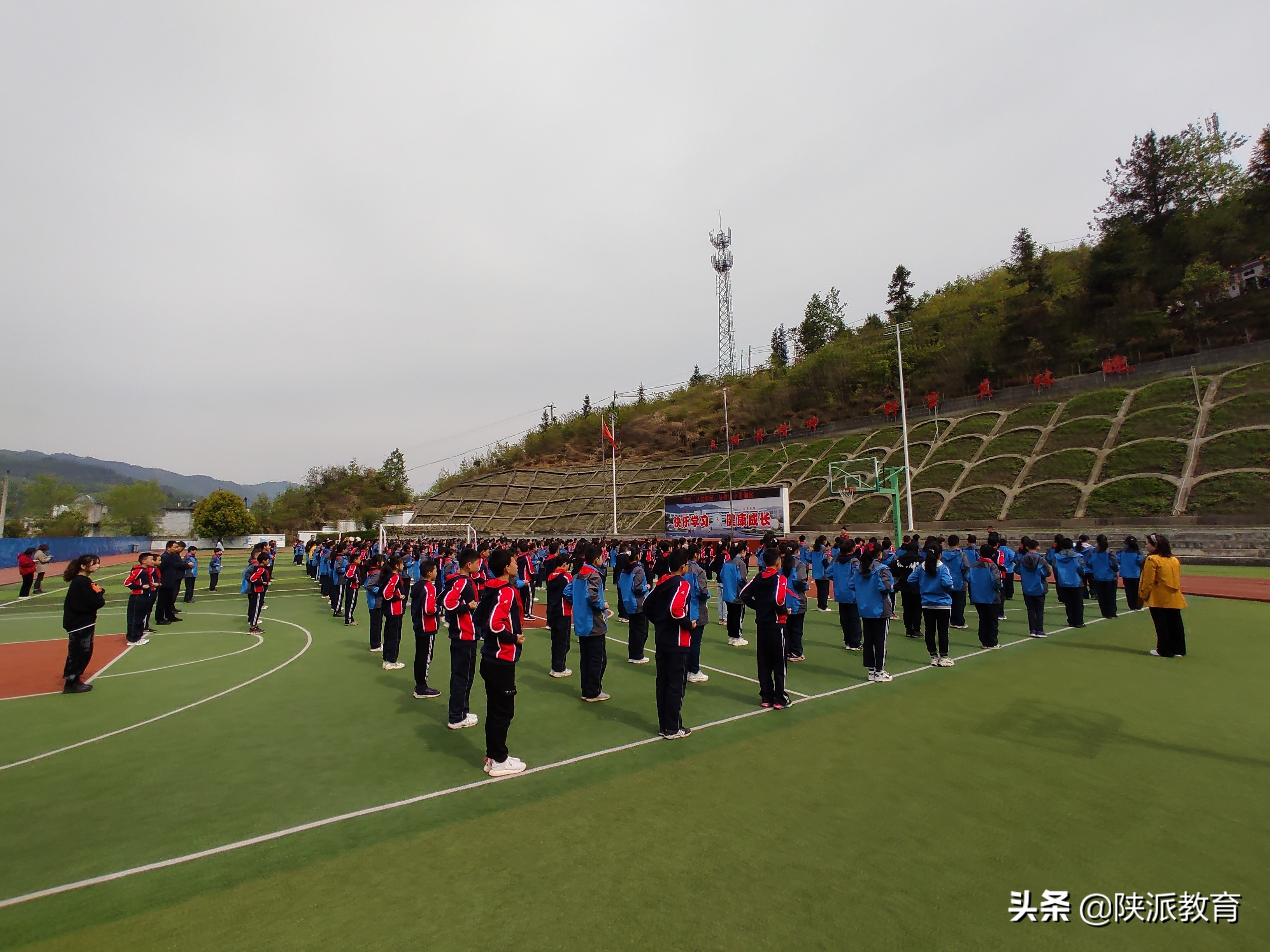 校园盛开文明花黑板报,学校德育工作迈上新台阶
