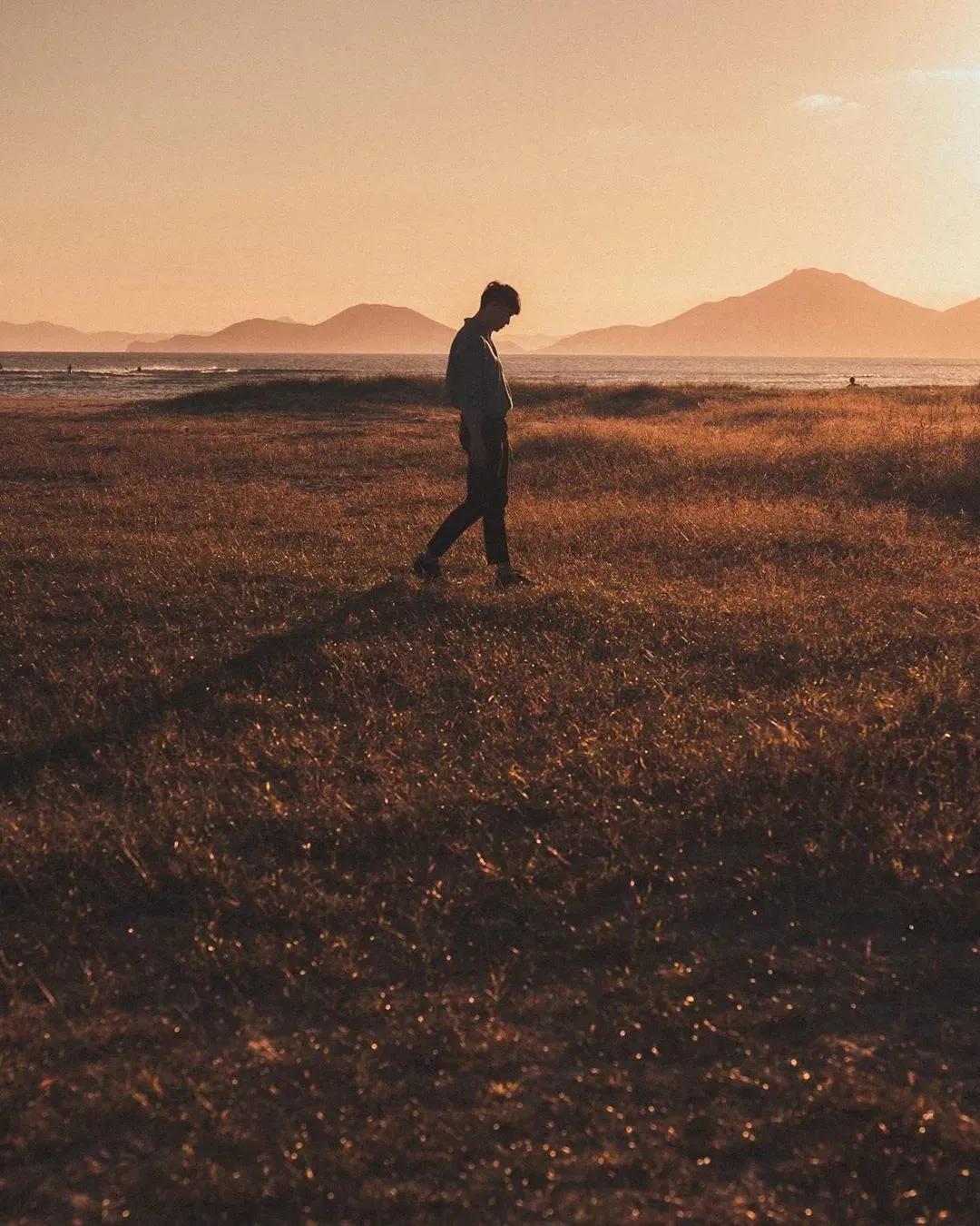 旅游景点男生拍照姿势怎么摆,男生山顶晚霞摄影拍照姿势高清
