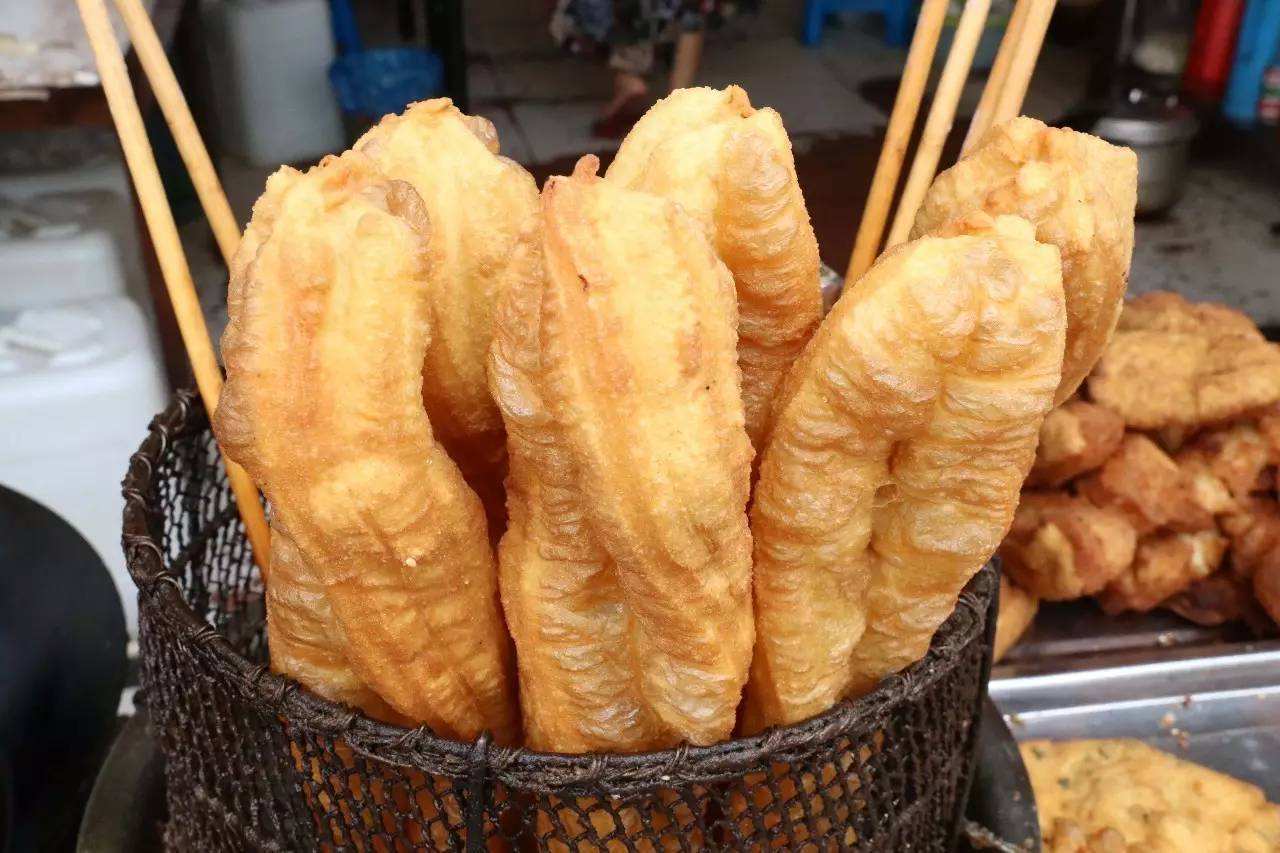 面点大师炸油条视频教程,把油条炸得又酥又脆的方法